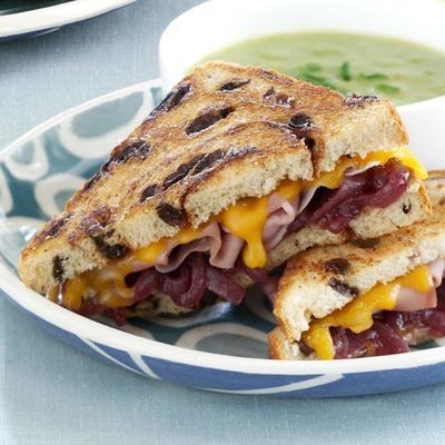 gealterter Cheddar und Prosciutto mit süßer Zwiebelmarmelade auf Rosinentoast