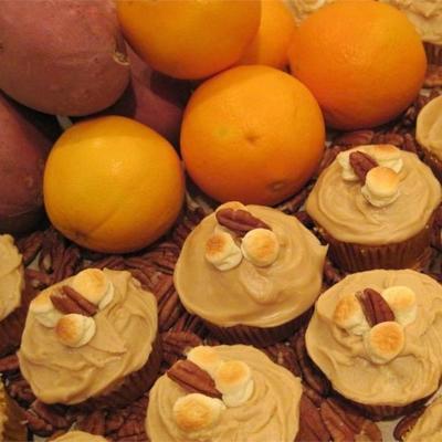 Süßigkeiten Süßkartoffel Cupcakes mit braunem Zuckerglasur