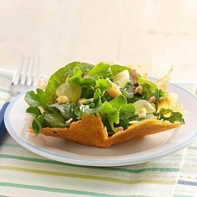 Parmesan- und Walnusskörbe für Rucola, Walnusssalat