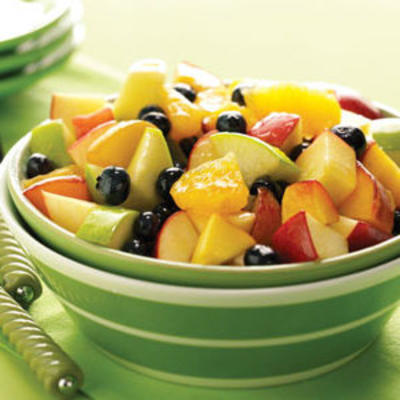 gemischter Obstsalat mit warmer Orangensauce