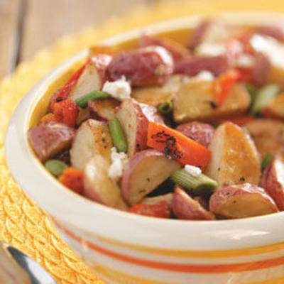 gerösteter Kartoffelsalat mit Paprika, Frühlingszwiebeln und Feta