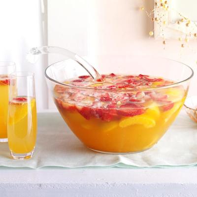 Champagnerpunsch mit Pfirsichen, Erdbeeren und Asti Spumante