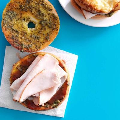 Pesto-Truthahnsandwiche mit Erdbeersenf