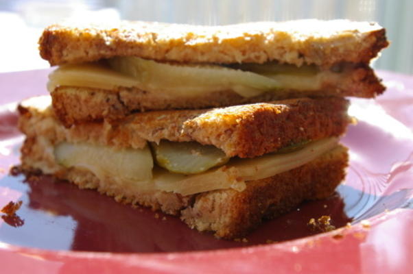 Sandwich mit gegrilltem Käse, Gurken und Vidalia-Zwiebeln