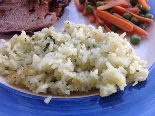 Reis mit Zwiebeln, Knoblauch und Kräutern