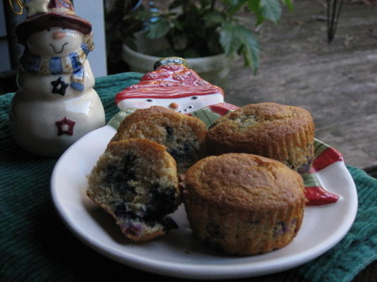 Himbeer- oder Blaubeermais-Muffins