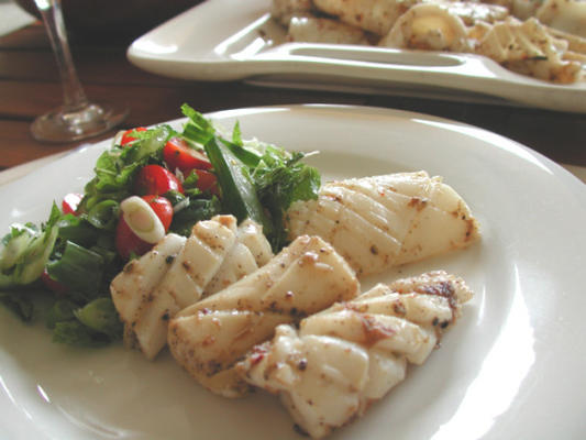 Salz und Pfeffer Tintenfisch oder Calamari mit Gurkensalat