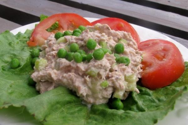 Einfacher Erbsen-Thunfisch-Salat in Römertassen