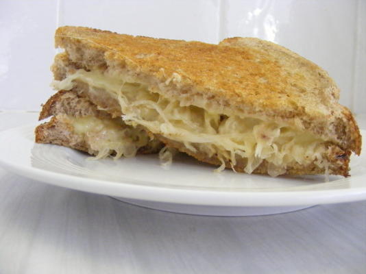 gegrilltes Käsesandwich mit Sauerkraut auf Roggenrezept