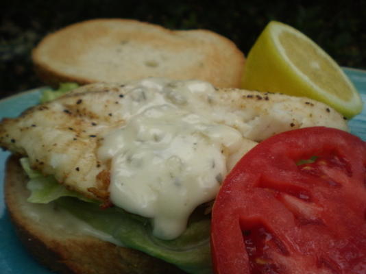 gegrillter Schnapper auf geröstetem Sauerteig