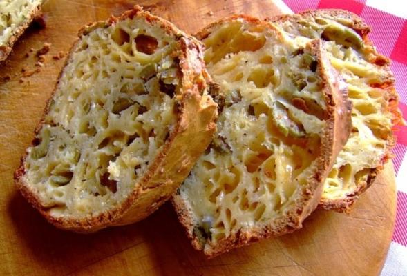 zuries holey rustikales Oliven-und-Cheddar-Brot