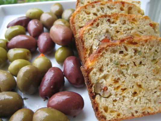 Käse und Olivenbrot als Vorspeise