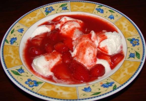 warme Erdbeeren in Erdbeersauce für Eis