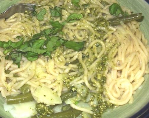Linguine mit Kartoffeln, grünen Bohnen und Pesto