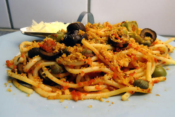 Pasta mit Tomaten, Kapern, Oliven und Semmelbröseln