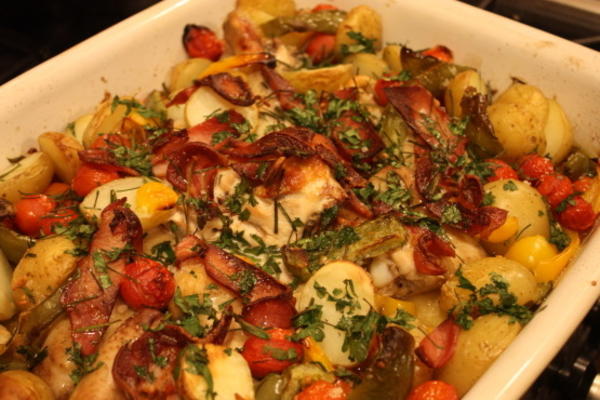 Brathähnchen mit Kartoffeln, Paprika und Tomaten