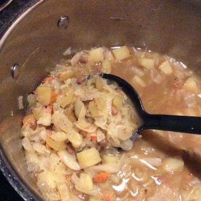 Kohl, Kartoffeln und gebackene Bohnensuppe