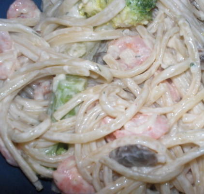 Lippen-schmatzender Linguini-Salat mit Meerrettich-Dressing