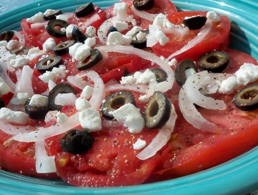 Salat mit Tomaten, Ziegenkäse und schwarzen Oliven