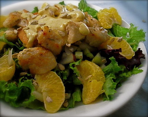 Hähnchen-Mandarinen-Apfel-Sellerie-Salat mit Joghurtdressing