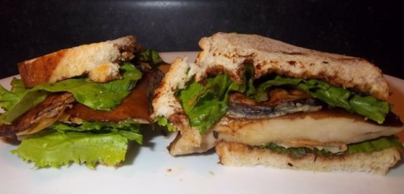 Portabella-Pilz-Auberginen-Sandwich nach veganer Art
