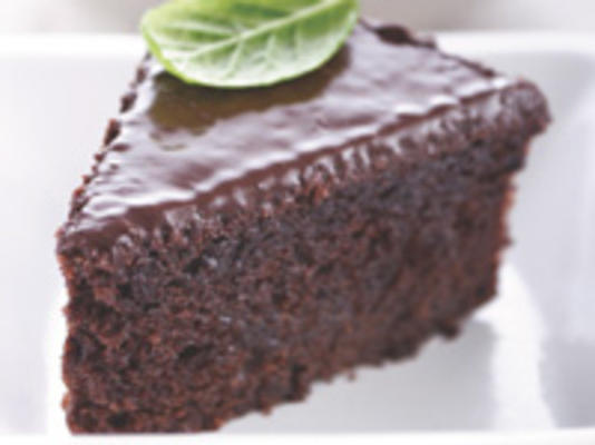 Mandelfrischer Fudgekuchen mit cremigem Schokoladenglasur