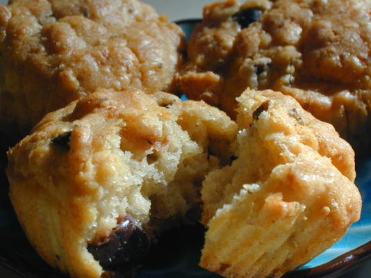 herzhafte Muffins mit Ziegenkäse, Rosmarin und Kalamata-Oliven