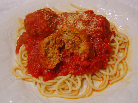 Spaghetti und würzig geröstete Pfefferbällchen