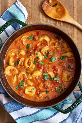Tomaten-Tortellini-Suppe