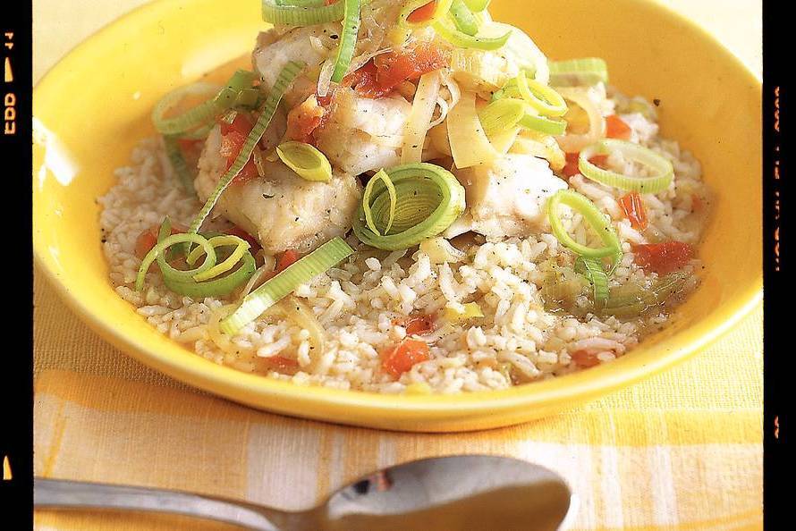 Gedünsteter Fisch mit Lauch und Tomaten - Tag Rezepte