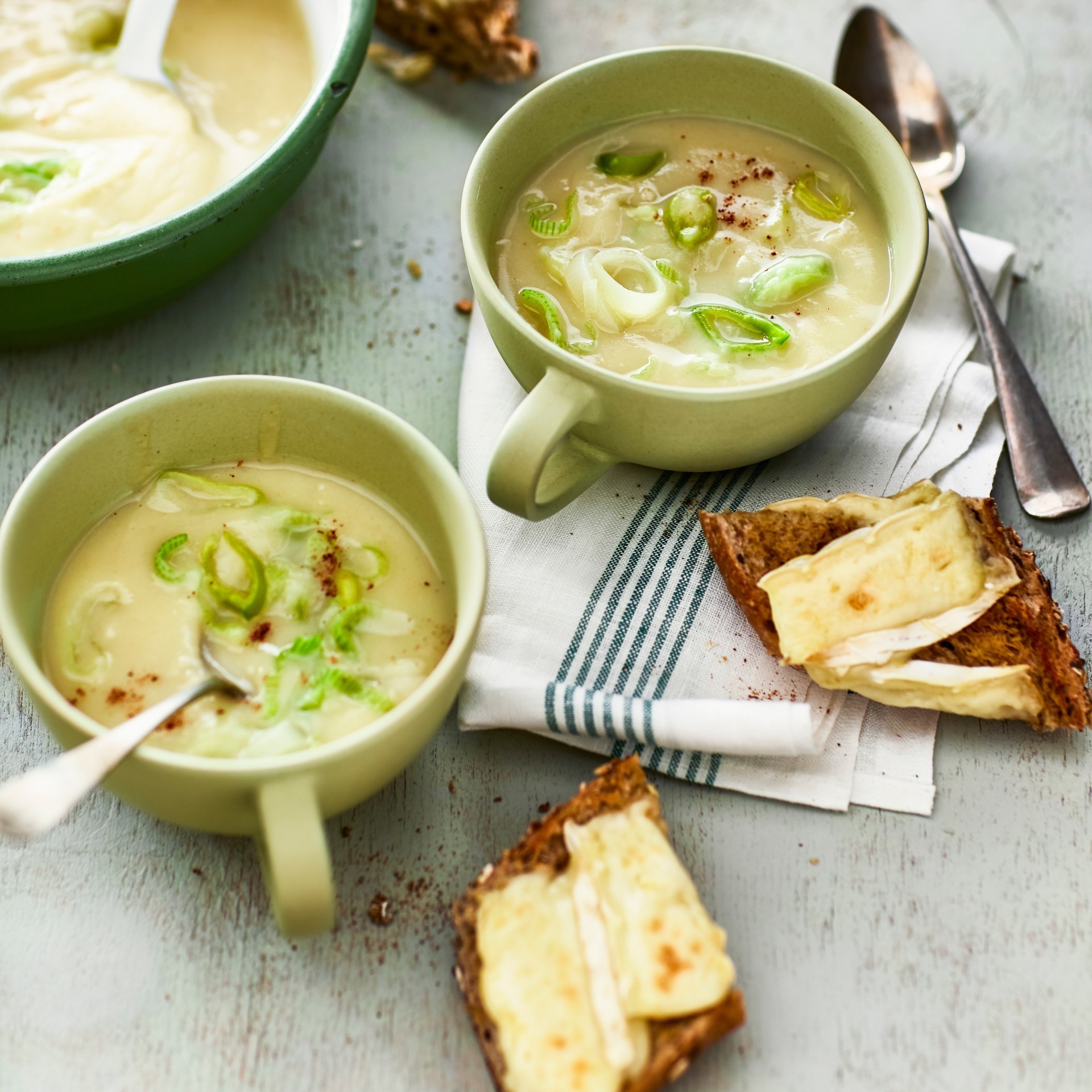 Cremige Selleriecremesuppe mit überbackenem Baguette - Tag Rezepte