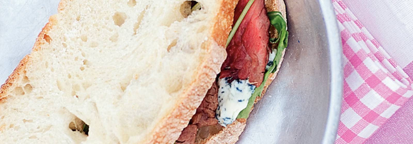 Sandwich mit gegrilltem Rindfleisch und Blauschimmelkäse - Tag Rezepte